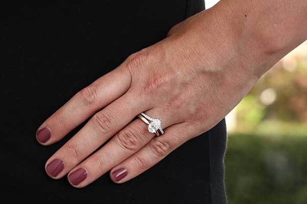 pear shaped engagement ring with wedding band