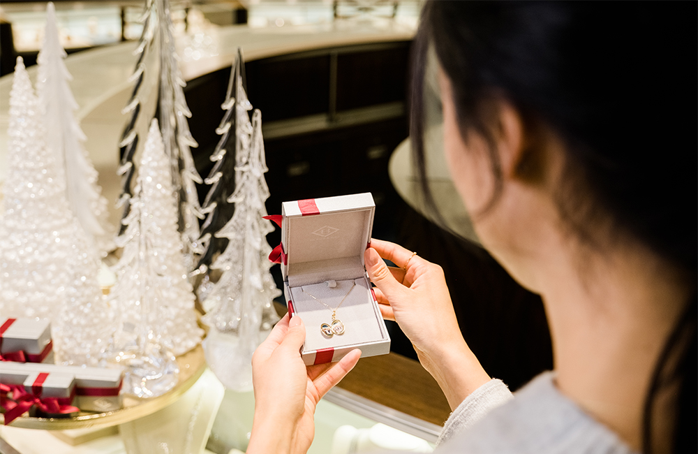 lexi sun holding locket