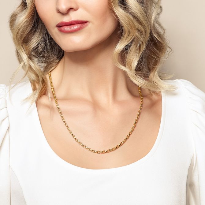 yellow gold chain on model