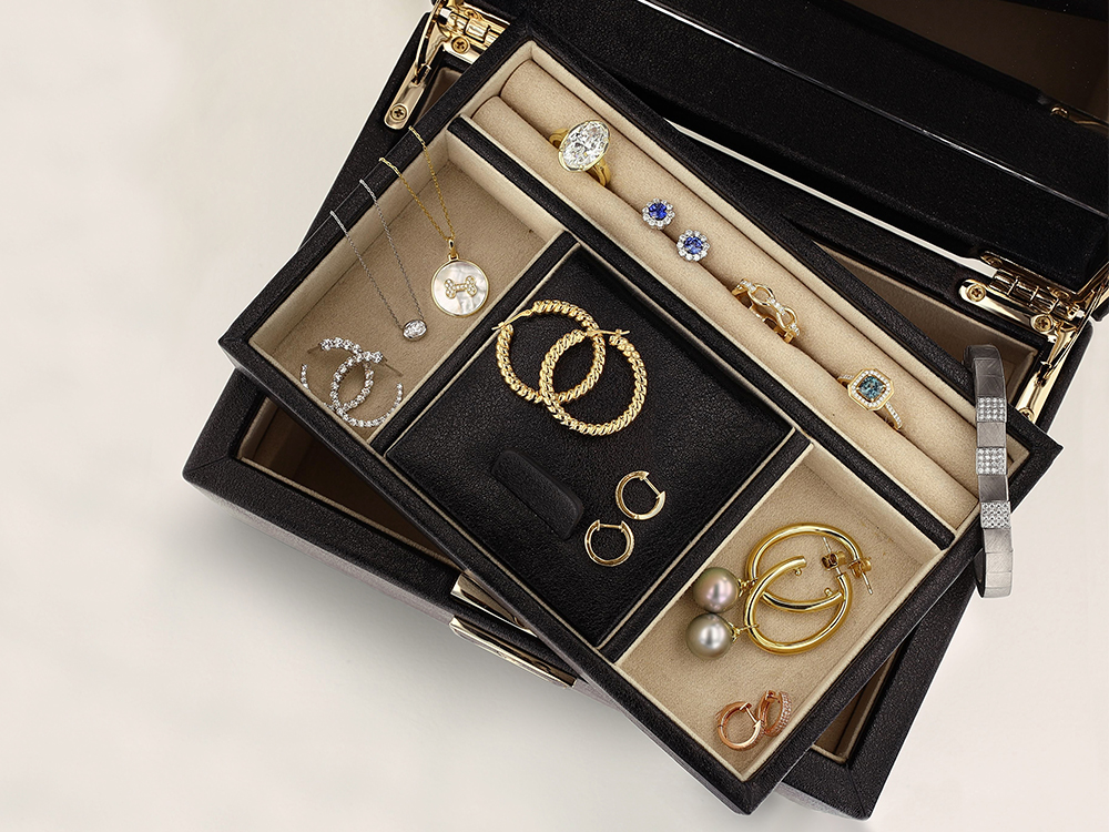 jewelry box with jewelry