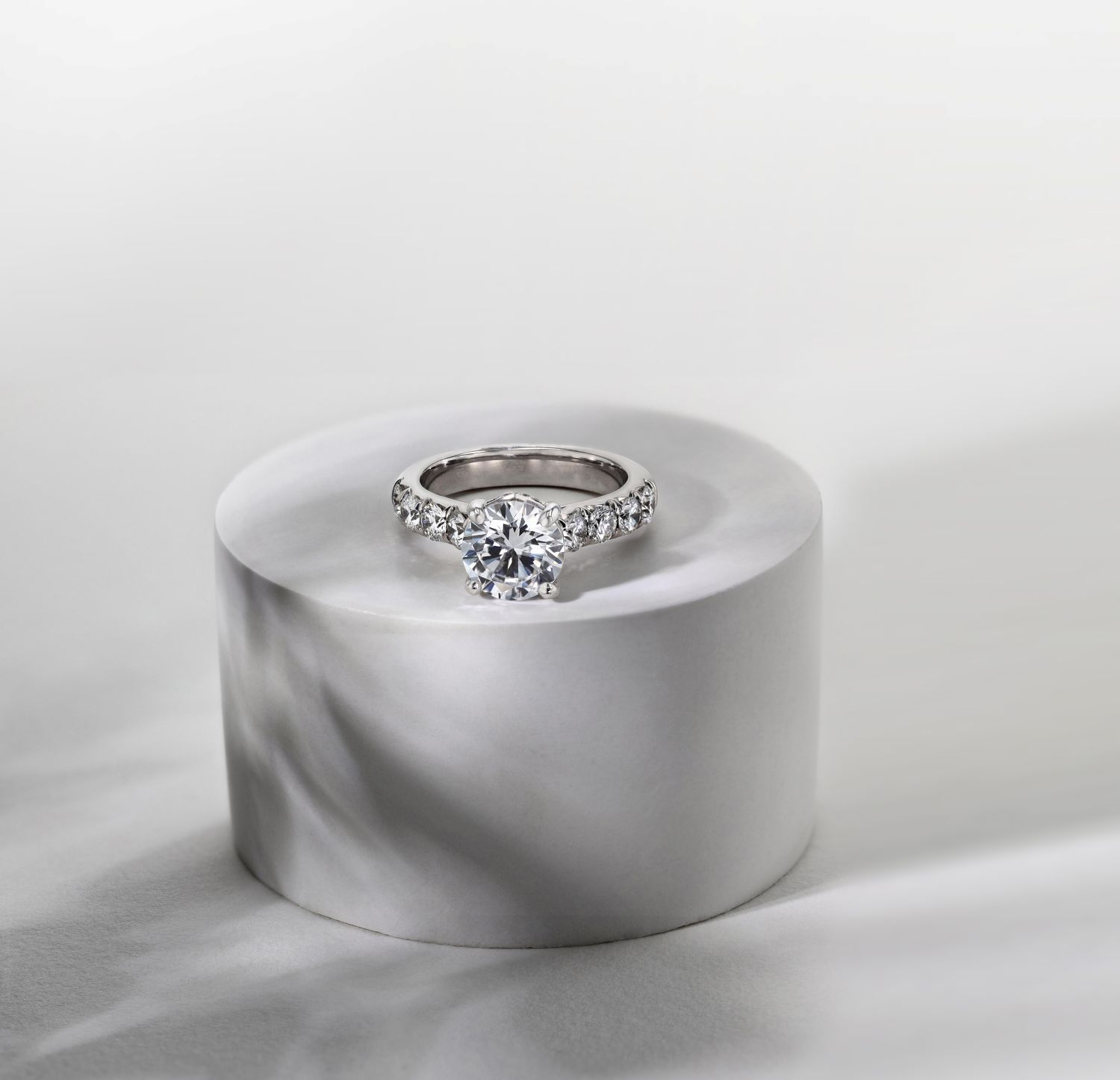 SingleRing_SideStones2 Round brilliant engagement ring with prong setting
