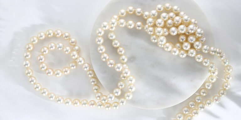 How to Wear a Long Pearl Necklace