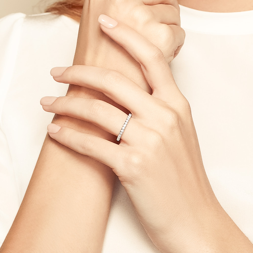 14K White Gold Diamond Fishtail Prong Wedding Band, 0.27cttw