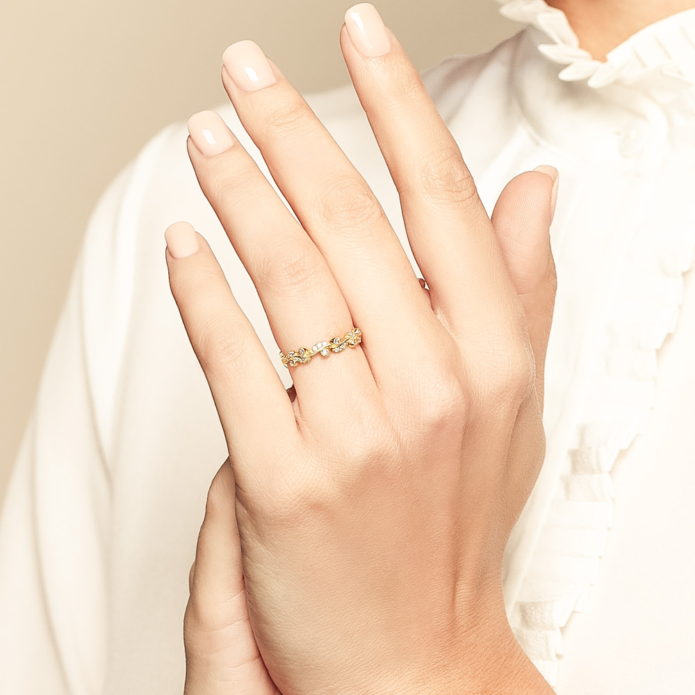 Diamond Milgrain Scrolled Leaf Pattern Wedding Band in Yellow Gold