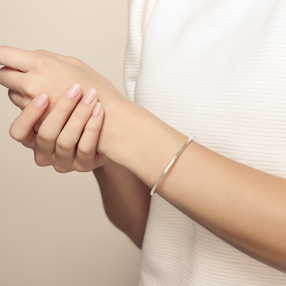 Roberto Coin Oro Classic White Gold Oval Thin Bangle Bracelet