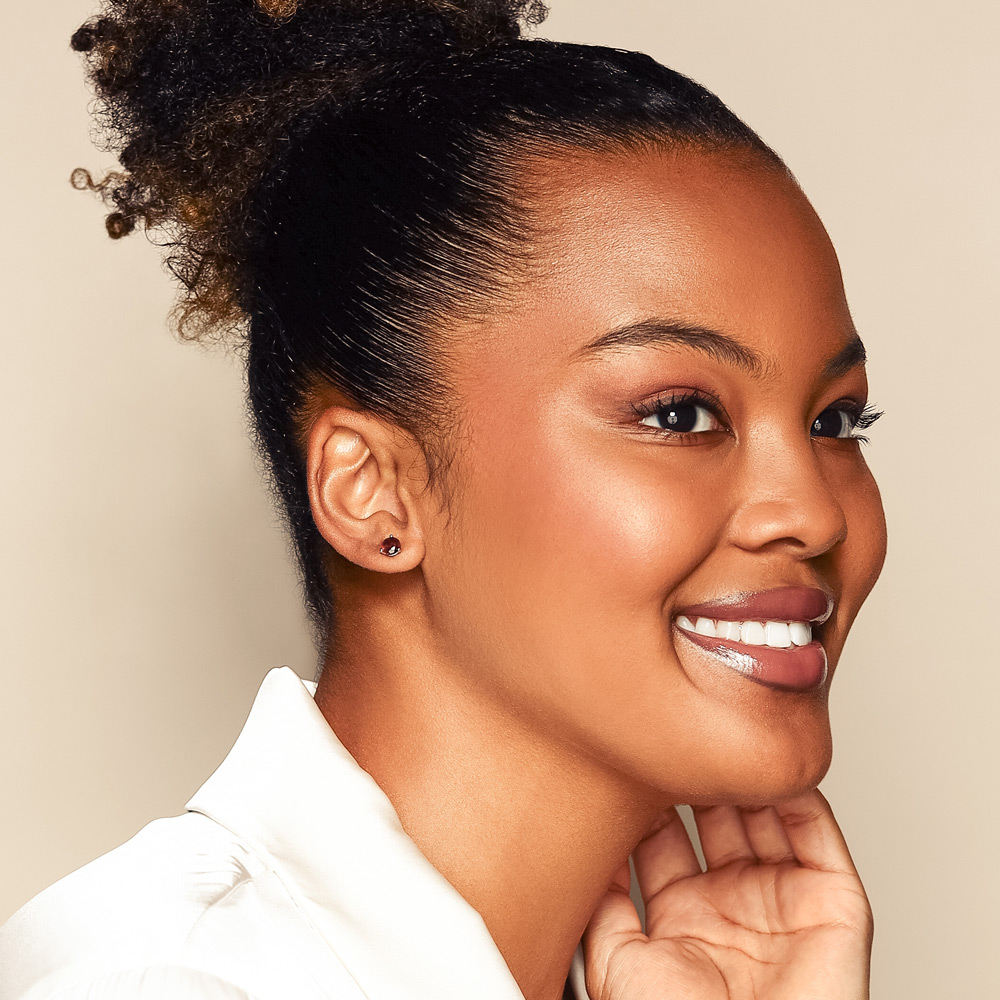 Round Garnet Stud Earrings in White Gold, 6mm