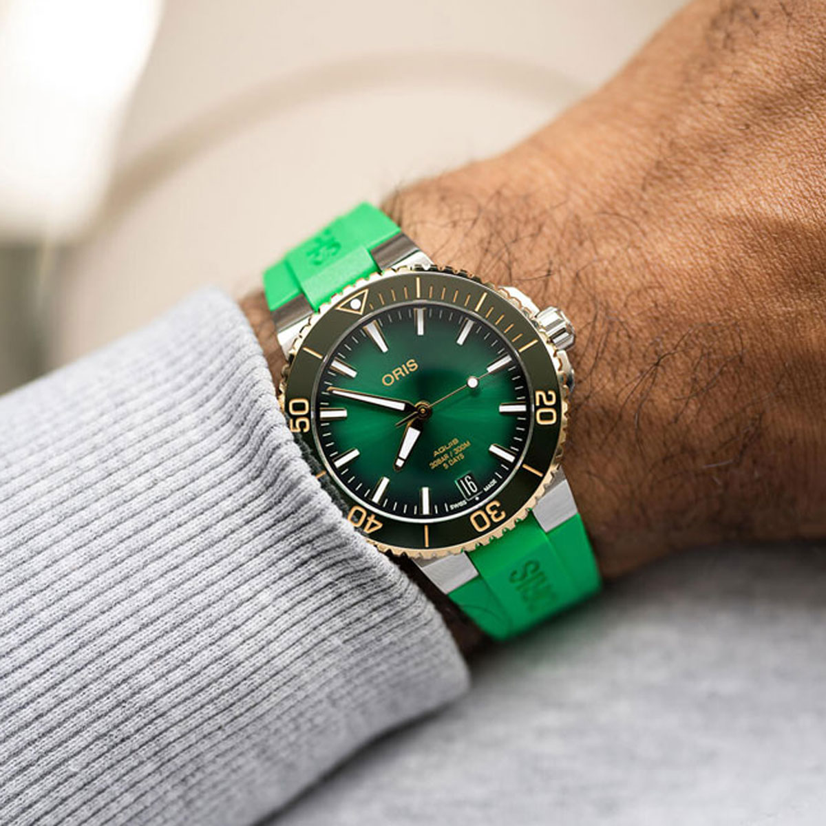 Oris Aquis Date Calibre 400 41.5mm Watch, Green Dial and Rubber Band