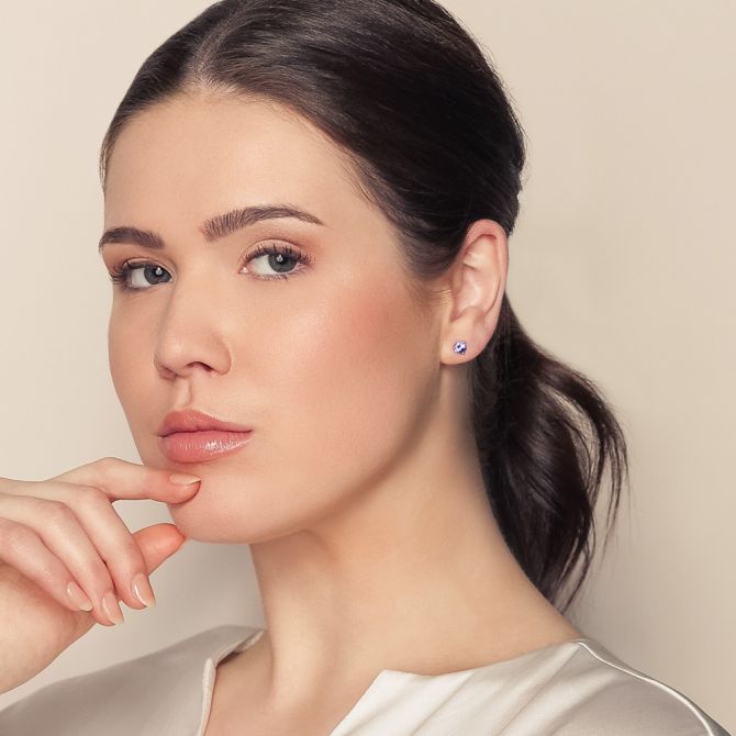 Round Tanzanite Stud Earrings in White Gold, 5mm