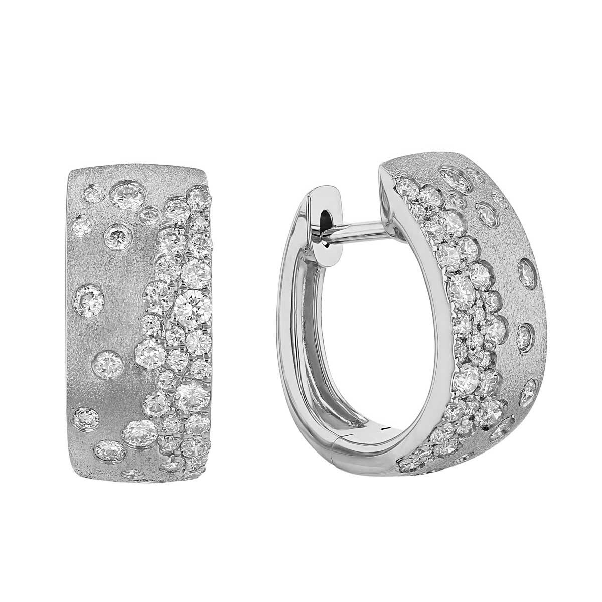 Boucles D'oreilles Diamants Huggie Hoop Or Blanc 10 Carats - Poids Total 0.15 Carat, Fermoir à Charnière, Neuf Avec Emballage