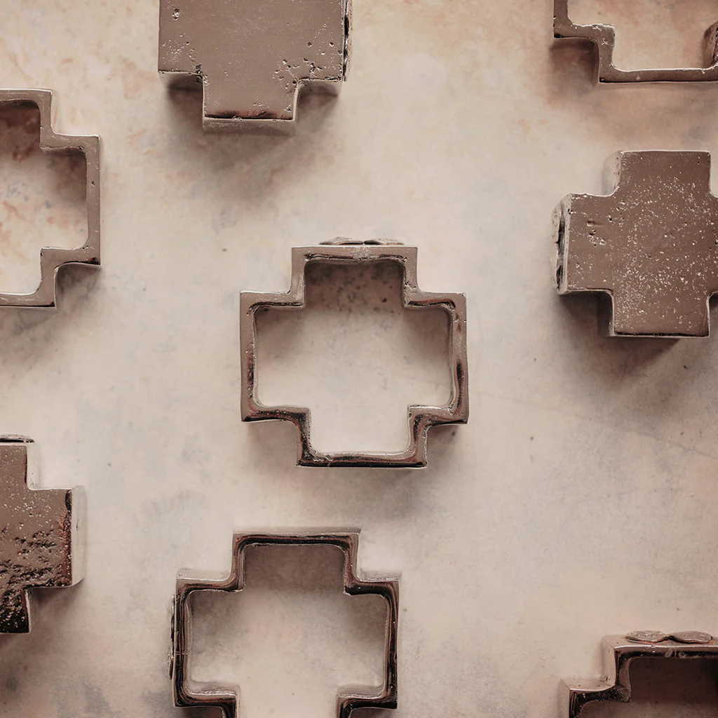 Jan Barboglio Cruz Anillo Paperweight, Nickel Plated