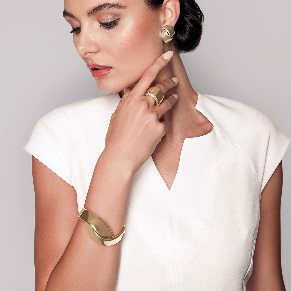 Vhernier Abbraccio Diamond Midi Ear Clips in White Gold