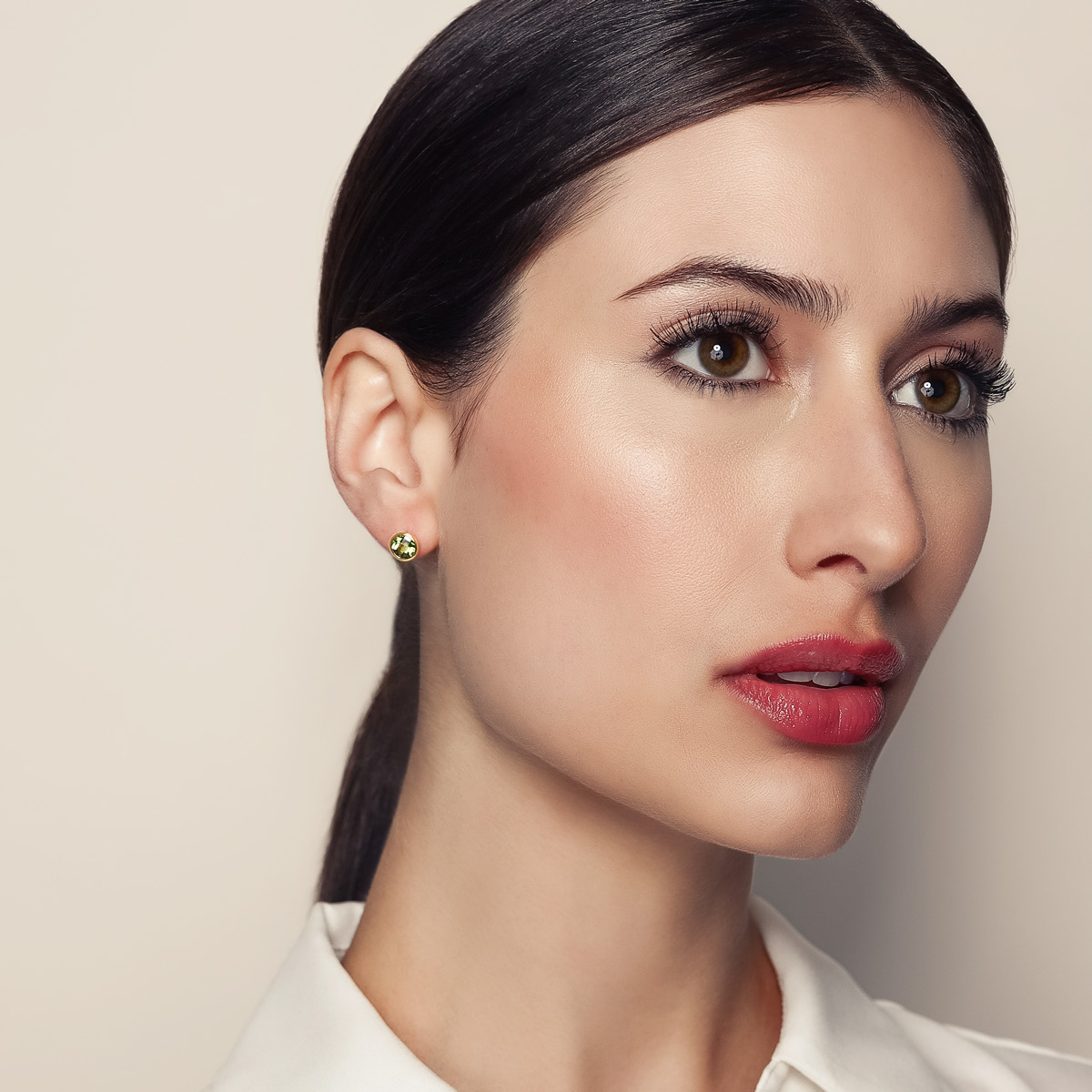 Round Checkerboard Peridot Bezel Set Stud Earrings in Yellow Gold